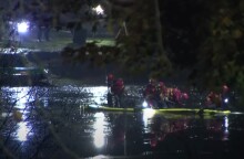 Έρευνες διασωστών για τον εντοπισμό των παιδιών στην παγωμένη λίμνη πάρκου στη Βρετανία