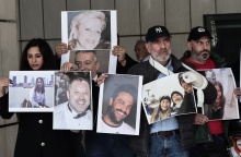 Συγγενείς νεκρών από τη φωτιά στο Μάτι με τις φωτογραφίες τους στη δίκη 