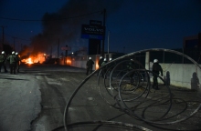 Ρομά άναψαν φωτιές σε δρόμο της Χαλκίδας - Διαμαρτυρία για τον θάνατο του 16χρονου - Στο σημείο βρίσκονται ισχυρές δυνάμεις της αστυνομίας.