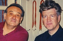 Αφιέρωμα στον συνθέτη Angelo Badalamenti, που έφυγε από τη ζωή σε ηλικία 85 ετών: Η συνεργασία του με τον David Lynch, η προσφορά του στον κινηματογράφο και οι συνθέσεις για μεγάλους καλλιτέχνες.