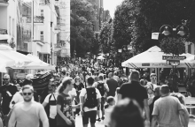 Ασπρόμαυρη φωτογραφία με κόσμο