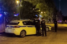 Αστυνομικοί έξω από περιπολικό της ΕΛ.ΑΣ.