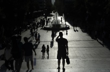 Οι σκιές πολιτών στο Σύνταγμα