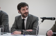 Στους λόγους για τους οποίους αποφάσισε να μιλήσει ανοιχτά για τον σεξουαλικό του προσανατολισμό στον Κυριάκο Μητσοτάκη αναφέρθηκε ο Νικόλας Γιατρομανωλάκης. 