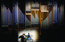 Η οργανίστα Ουρανία Γκάσιου επί το έργον στο Μέγαρο