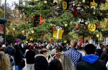 Πολίτες στο στολισμένο Σύνταγμα