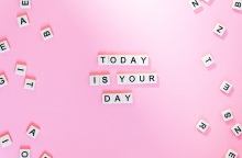 Ποιοι γιορτάζουν σήμερα 17 Δεκεμβρίου; Το εορτολόγιο της Athens Voice σου τους θυμίζει. Μην ξεχάσεις να τους δώσεις τις καλύτερες ευχές σου!