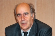 Πέθανε σε ηλικία 76 ετών ο πολιτικός και δικηγόρος Κωνσταντίνος Αλαβάνος - Η πορεία του στη δημόσια ζωή και οι σταθμοί της σταδιοδρομίας του. 