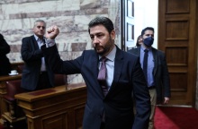 Η στρατηγική του ΠΑΣΟΚ-ΚΙΝΑΛ, τα σενάρια μελλοντικής κυβερνητικής συνεργασίας και η πολιτική στάση του κεντροαριστερού χώρου.