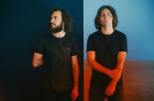 Sunda Arc: Τα αδέρφια Jordan και Nick Smart μιλούν στην ATHENS VOICE για το άλμπουμ «Night Lands», την ελληνική καταγωγή τους και τη μουσική τους πορεία από τους Mammal Hands μέχρι σήμερα.