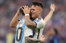 Οι πανηγυρισμοί των παικτών της Αργεντινής μετά το τέλος της διαδικασίας των πέναλτι © EPA/Friedemann Vogel