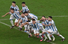 Οι πανηγυρισμοί των παικτών της Αργεντινής μετά το τέλος της διαδικασίας των πέναλτι © EPA/Friedemann Vogel