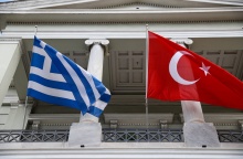 Οι σημαίες της Ελλάδας και της Τουρκίας σε κυβερνητικό κτίριο της Αθήνας