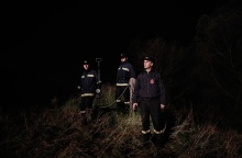 Διασώστες της ΕΜΑΚ κατά τη διάρκεια νυχτερινής επιχείρησης με τις στολές τους και σκοινιά στα χέρια