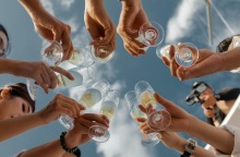 Ποιοι γιορτάζουν σήμερα 18 Δεκεμβρίου; Το εορτολόγιο της Athens Voice σου τους θυμίζει. Μην ξεχάσεις να τους δώσεις τις καλύτερες ευχές σου!