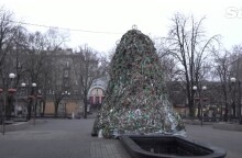 Ουκρανία: Χριστουγεννιάτικο δέντρο με δίχτυα παραλλαγής στην πόλη Μικολάιβ