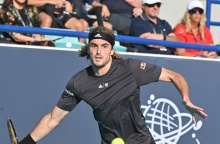 Ο Στέφανος Τσιτσιπάς με τη ρακέτα ανά χείρας