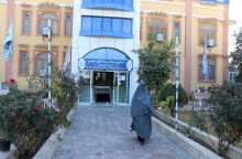 Γυναίκα έξω από πανεπιστήμιο στο Αφγανιστάν