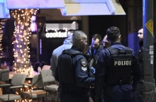 Αστυνομικοί στο σημείο όπου διαπράχθηκε η διπλή εκτέλεση στην πλατεία της Νέας Σμύρνης