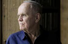 Ο Τέλης Σαμαντάς γράφει για τα βιβλία του Cormac MacCarthy, «Ο Επιβάτης» και “Stella Maris”, που κυκλοφόρησαν από τις εκδόσεις Gutenberg σε μετάφραση του Γιώργου Κυριαζή. 