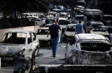 Καμένα αυτοκίνητα μετά τη φωτιά στο Μάτι