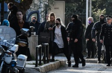 Η Ρούλα Πισπιρίγκου οδηγείται από αστυνομικούς στην ανακρίτρια