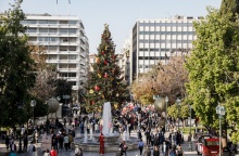 Πλήθος κόσμου στην πλατεία Συντάγματος περνά και φωτογραφίζεται κάτω από το χριστουγεννιάτικο δέντρο
