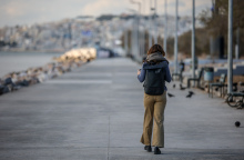 Χειμώνας στην Αθήνα - Κοπέλα περπατά στον Φλοίσβο