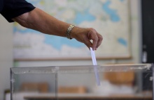 Χέρι ψηφοφόρου ρίχνει στην κάλπη το ψηφοδέλτιο