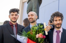 Ο Σεβαστός Κουμτζής κρατά στο χέρι του το πτυχίο του, έχοντας στο πλευρό του τον αδελφό του Αργύρη