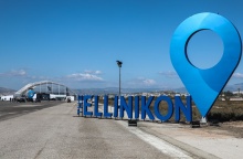 Ιδιαίτερη ταμπέλα σε γαλάζιο χρώμα με ξεχωριστά ένα - ένα τα γράμματα που γράφει Ελληνικόν στα αγγλικά