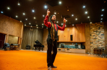 Εκεί που ηχογραφούνται τα αγαπημένα μας τραγούδια: Στα Sierra Recordings SA με τον Αλέξανδρο Χρυσίδη