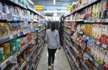 Προϊόντα στα ράφια σούπερ μάρκετ