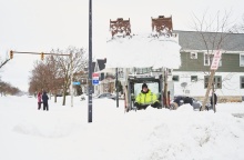 Εργαζόμενος προσπαθεί να καθαρίσει τον δρόμο με το εκχιονιστικό - Πάνω από ένα μέτρο το χιόνι στο Μπάφαλο