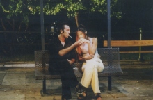 Αποκλειστικό: Ο Ρένος Χαραλαμπίδης μοιράζεται ιστορίες και αδημοσίευτες εικόνες από την ταινία «Φτηνά Τσιγάρα» πριν την προβολή της αυθεντικής κόπιας στον κινηματογράφο «Δαναός», τον Ιανουάριο του 2023.