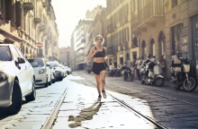 Κοπέλα που τρέχει