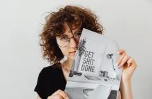 Όπως κάθε χρόνο, λίγο πριν την Πρωτοχρονιά, δίνουμε στον εαυτό μας υποσχέσεις και ελπίζουμε να τις τηρήσουμε. Παρακάτω θα βρείτε 100+1 υποσχέσεις για να σας βοηθήσουν να τηρήσετε έστω και μία. 