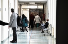 Γιατρός και πολίτες στον διάδρομο νοσοκομείου