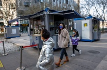 Πολίτες στην Κίνα φορούν μάσκα για την προστασία τους από τον κορωνοϊό