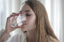 Γυναίκα που πίνει νερό