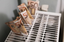 Χαρτονομίσματα του ευρώ πάνω στις χαραμάδες καλοριφέρ