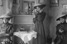 Γυναίκες με ρούχα εποχής μιλούν στο τηλέφωνο