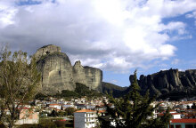 Η Καλαμπάκα με φόντο τα Μετέωρα