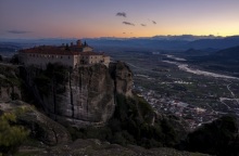 Τα Μετέωρα στους 20 κορυφαίους παγκόσμιους ταξιδιωτικούς προορισμούς για το 2023 - Το αφιέρωμα της γαλλικής εφημερίδας Le Monde.