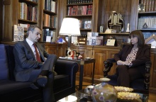 Ο πρωθυπουργός Κυριάκος Μητσοτάκης καθισμένος στον καναπέ του Προεδρικού Μεγάρου κατά τη συνάντησή του με την Πρόεδρο της Δημοκρατίας, Κατερίνα Σακελλαροπούλου