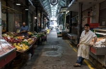 Πολίτες δίπλα ή πίσω από τους πάγκους τους στην αγορά Καπάνι