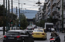 Αυτοκίνητα σε δρόμο της Αθήνας σε ώρα κίνησης