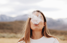 Γυναίκα που καπνίζει