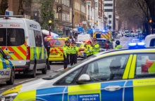 Συναγερμός στο Λονδίνο: Πυροβολισμοί στο κέντρο της πόλης, έξω από εκκλησία – Τραυματίστηκαν 3 γυναίκες και ένα κορίτσι.