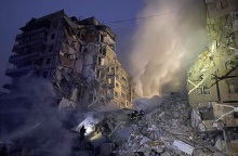 Πόλεμος στην Ουκρανία: Οι Ρώσοι βομβάρδισαν πολυκατοικία στο Ντνίπρο - Δεκάδες τραυματίες και παγιδευμένοι - Άρματα μάχης στέλνει το Λονδίνο.